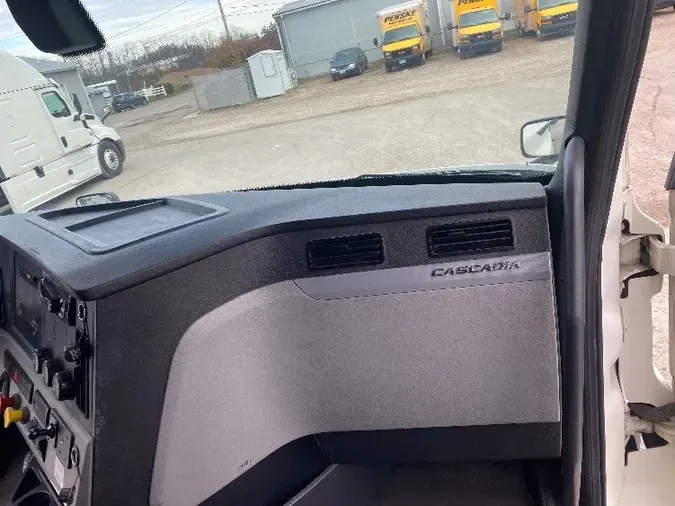 2018 Freightliner T12664ST