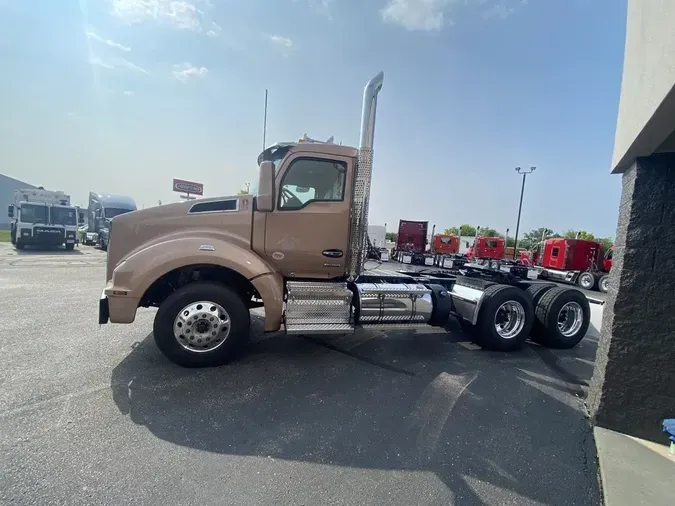 2025 Kenworth T880