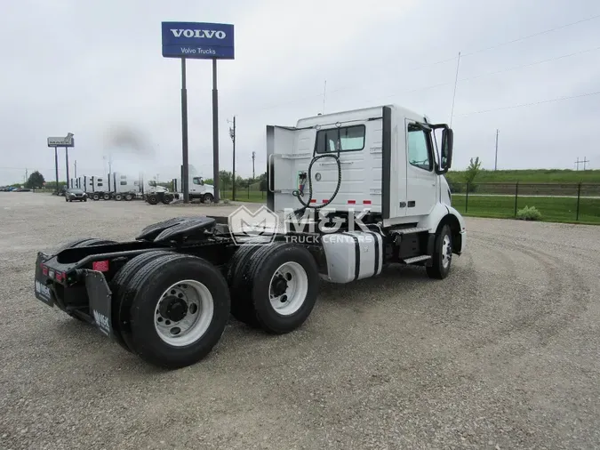 2025 VOLVO VNR64T300