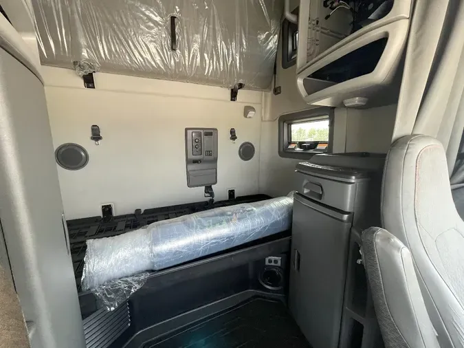 2023 VOLVO VNL860