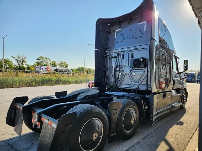 2021 FREIGHTLINER Cascadia 126