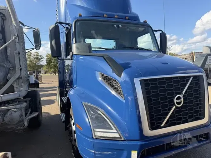 2021 VOLVO VNR64T300