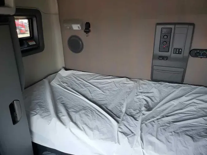 2023 VOLVO VNL64T740