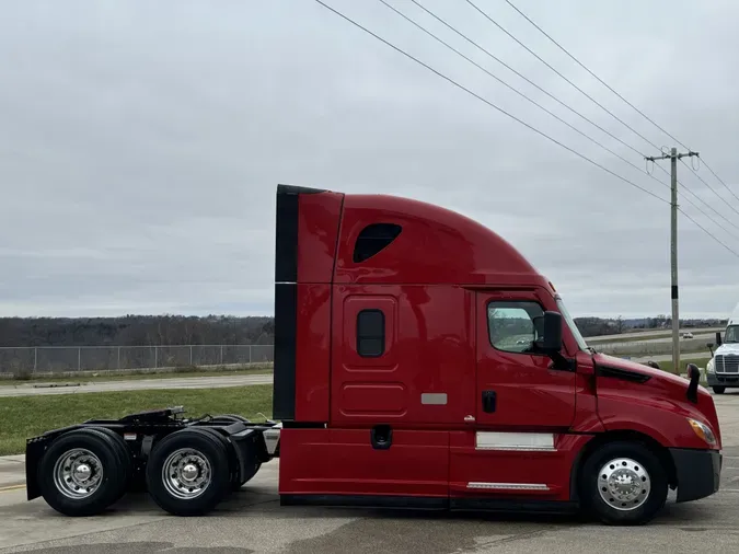 2022 FREIGHTLINER Cascadia 126