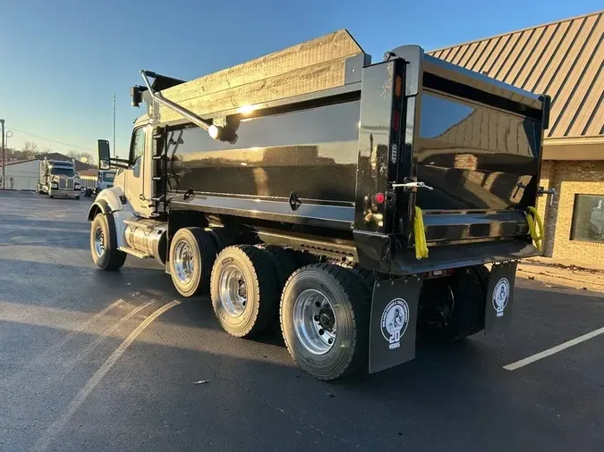 2025 Kenworth T880 Tri-axle