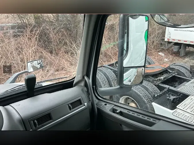 2025 VOLVO VNL64T760