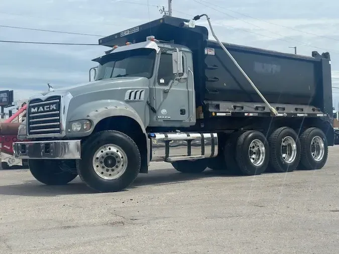 2017 MACK GU713