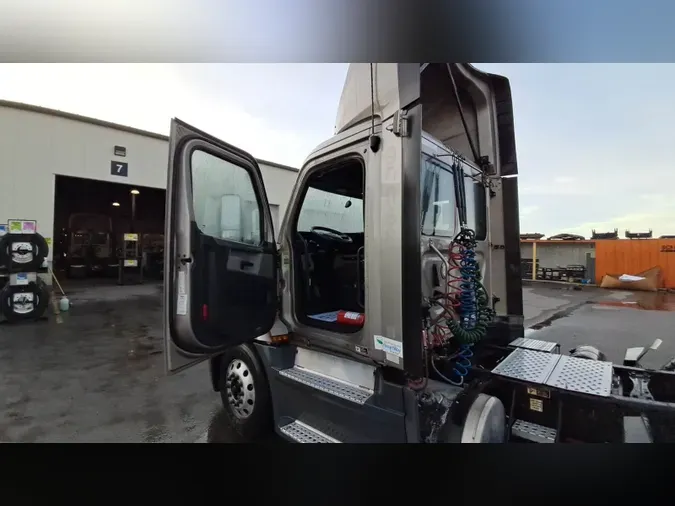 2020 Freightliner Cascadia 126