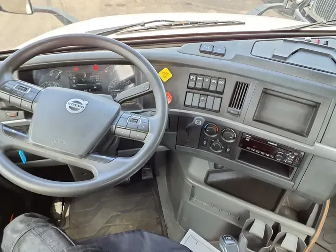 2019 VOLVO VNL64T-300