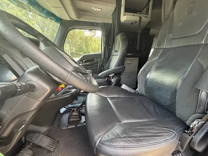 2023 Kenworth W990