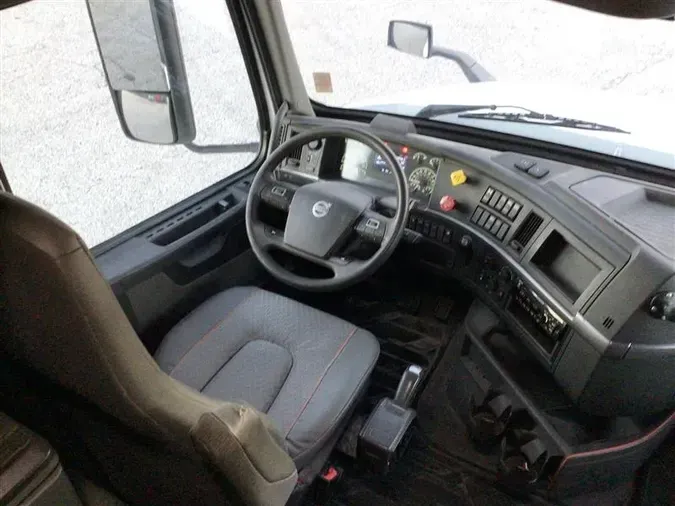 2021 VOLVO VNL64T760