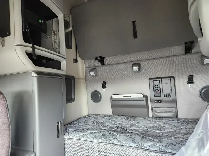 2019 VOLVO VNL64T760
