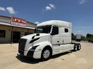 2021 VOLVO VNL64T740