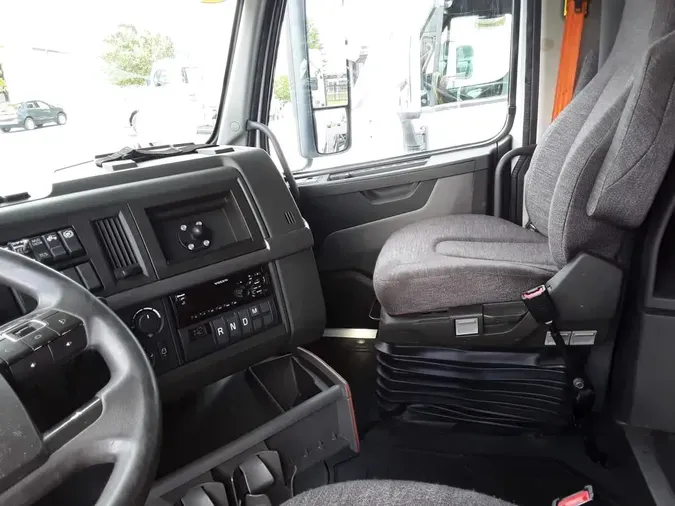 2020 VOLVO VNL64T-760