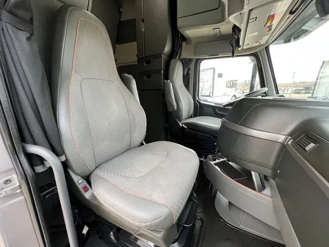 2020 VOLVO VNL64T860