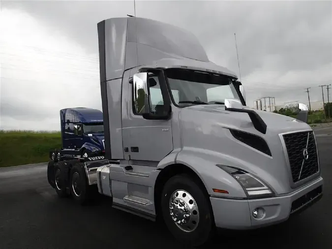 2024 VOLVO VNR64T300