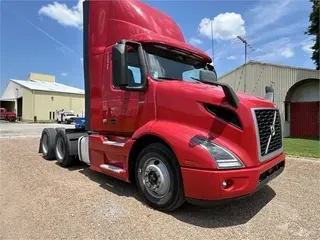 2020 VOLVO VNR64T300