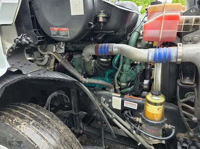 2020 VOLVO VNR64T-640