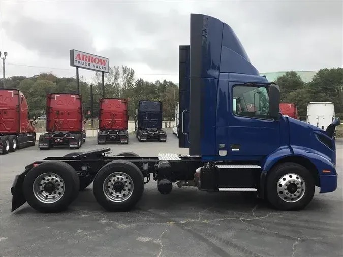 2020 VOLVO VNR300