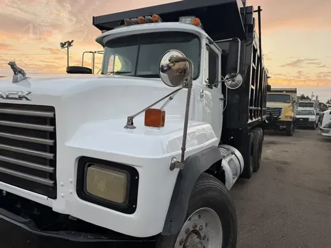 1997 MACK RD688S