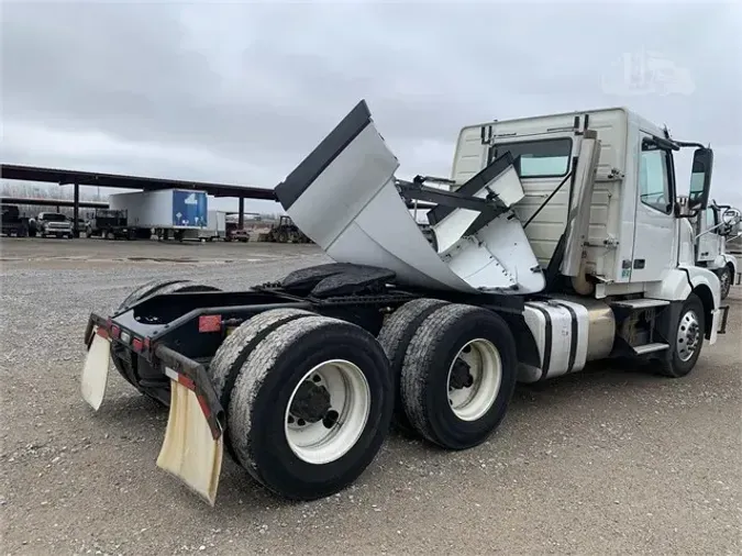 2016 VOLVO VNL64T300