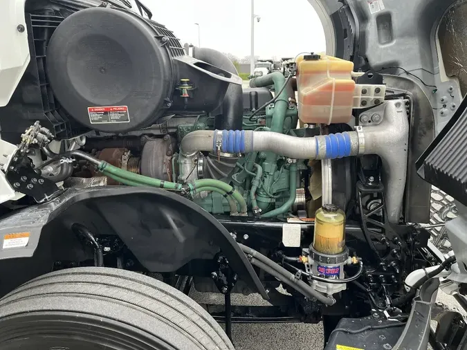 2022 VOLVO VNL64T740