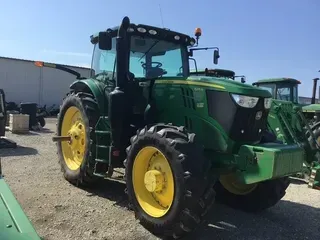 2018 John Deere 6215R