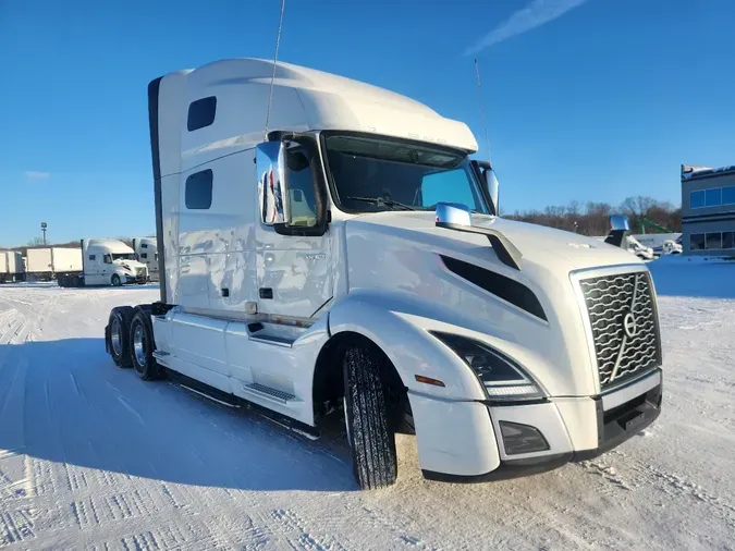 2025 VOLVO VNL64T760
