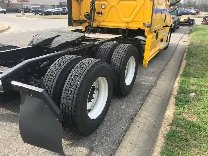 2019 Freightliner T12664ST