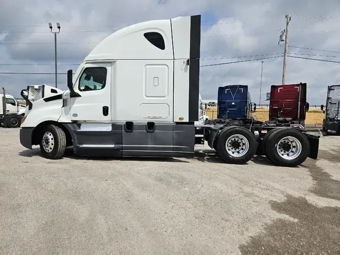 2021 FREIGHTLINER CASCADIA CA126