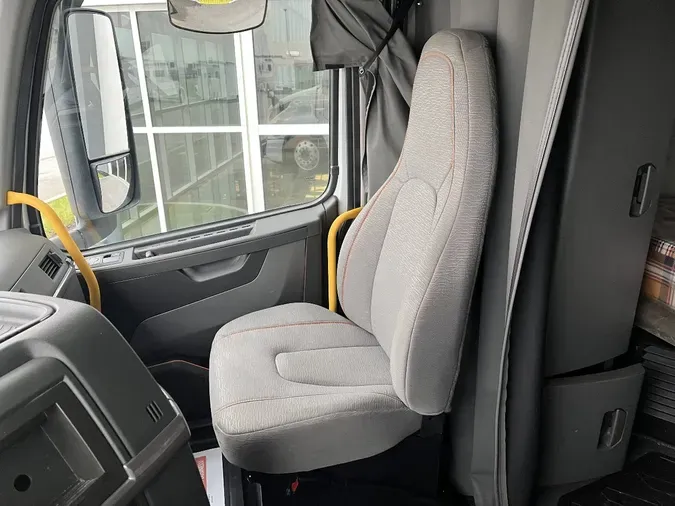 2022 VOLVO VNL64T740