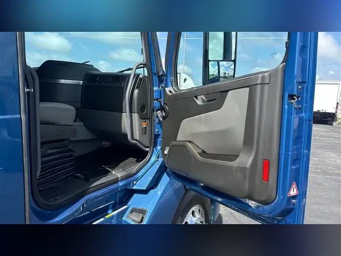 2021 VOLVO VNL760