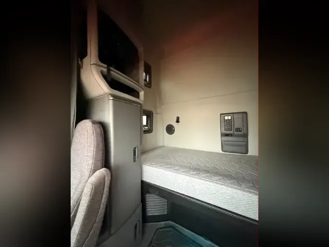 2022 VOLVO VNL64T760