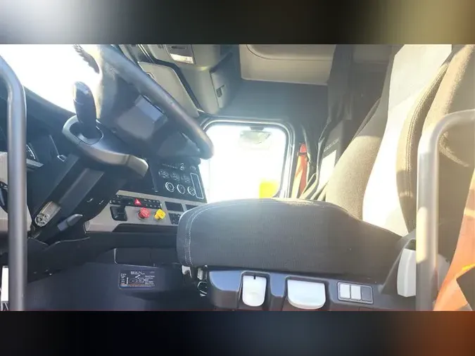 2019 FREIGHTLINER CA126