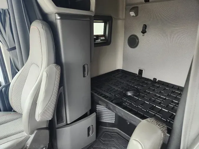 2024 VOLVO VNL64T760