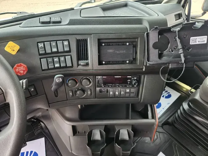 2022 VOLVO VNL64T740