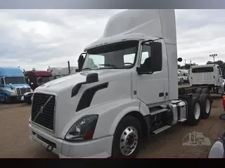 2014 VOLVO VNL64T300