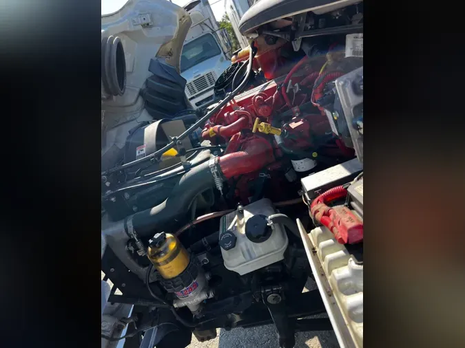 2018 FREIGHTLINER M2 106