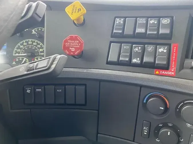 2023 Volvo VNR64T400