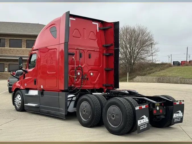 2021 FREIGHTLINER Cascadia 126