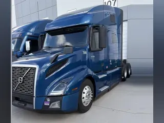 2021 VOLVO VNL760