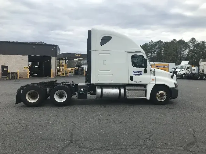 2019 Freightliner X12564ST