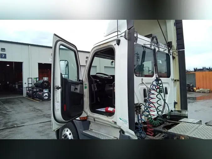 2020 Freightliner Cascadia 126