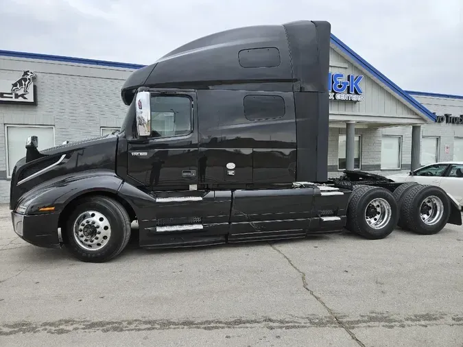 2021 VOLVO VNL64T760