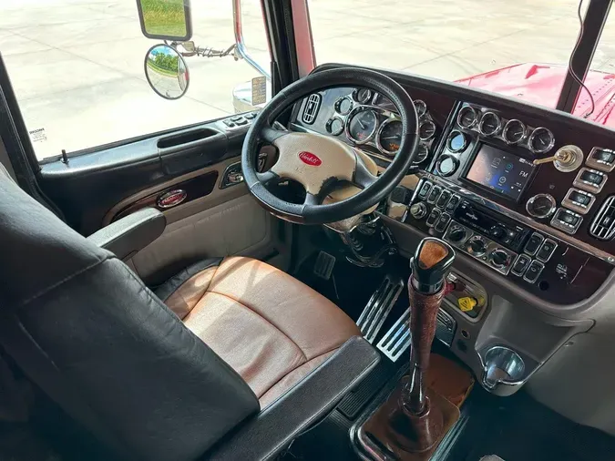 2017 PETERBILT 389