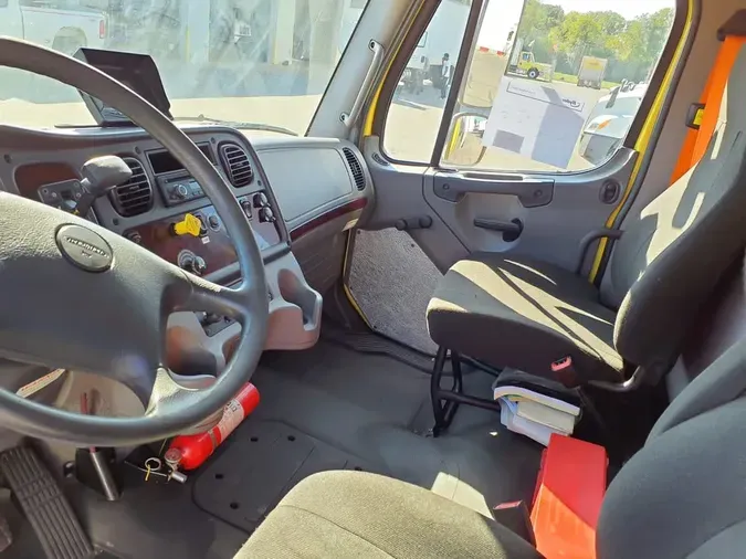 2016 FREIGHTLINER M2 106