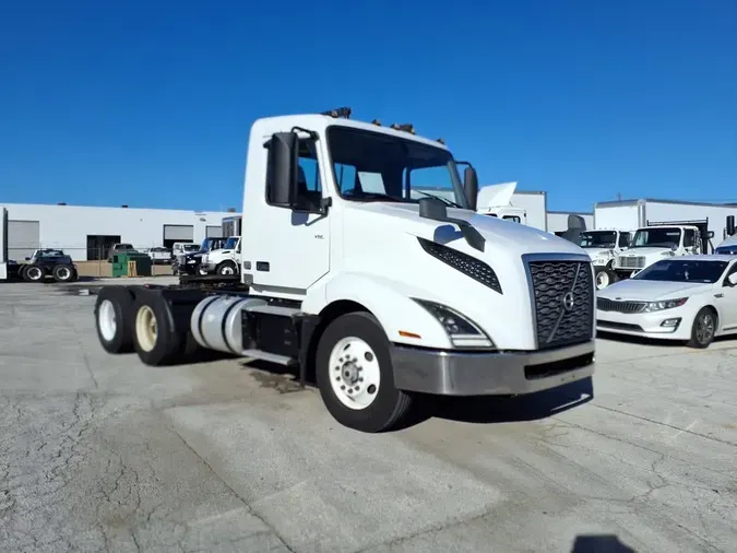 2019 VOLVO VNL64T-300
