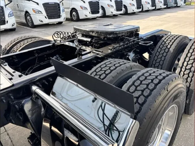 2020 Freightliner Cascadia 126