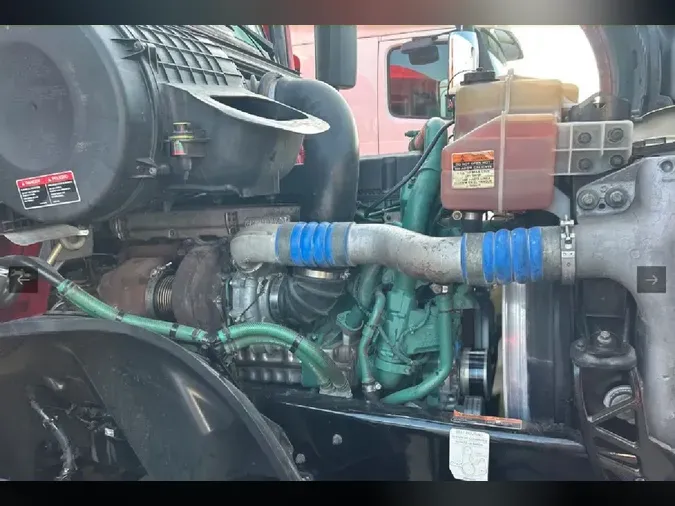 2022 VOLVO VNL64T760