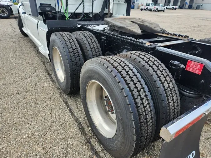 2023 VOLVO VNL64T860